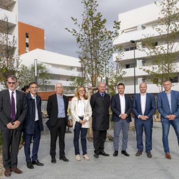 Les institutionnels posent pour la photo sur la placette du Faubourg Malepère