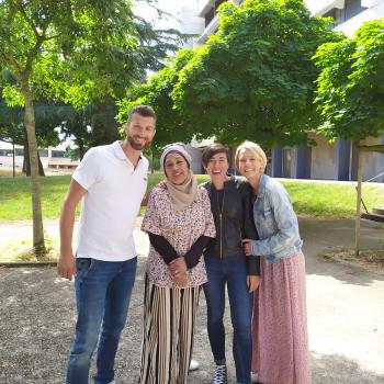 Equipe Candilis avec habitante de Bellefontaine