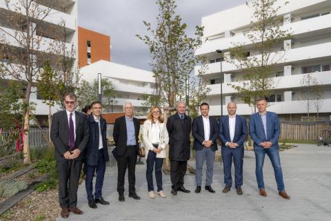 Les institutionnels posent pour la photo sur la placette du Faubourg Malepère